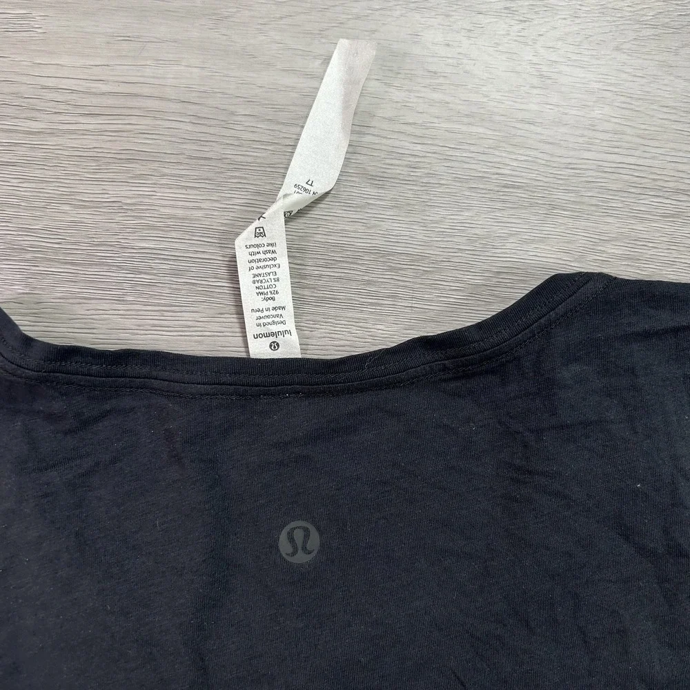 NWOT Lululemon Shirt Womens 6 Black Round Neck Stretch Ladies Tee